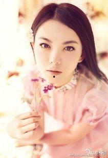 主持人李湘的生活照,尽显优雅魅力，揭秘明星日常